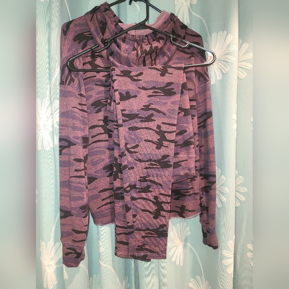 Sundry camo boyfriend hoodie and yoga pants set.  Top size 0 bottom size 1 - Picture 6 of 10